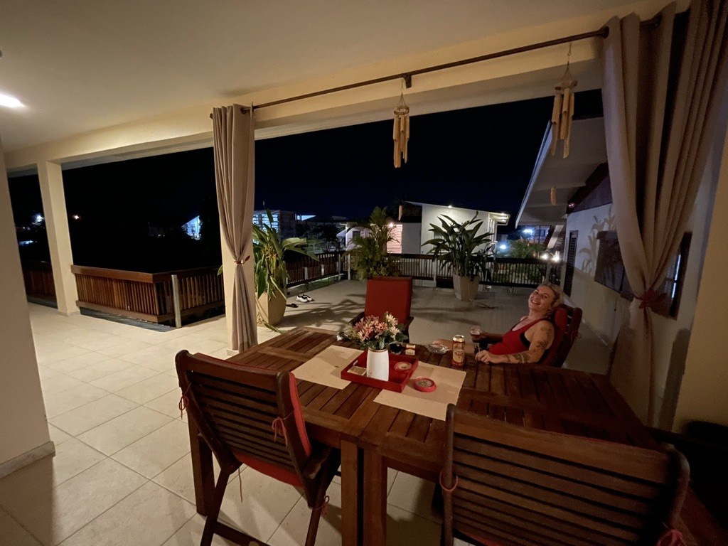 Jess-aan-tafel-op-nachtelijk-balkon-apt-Amalia