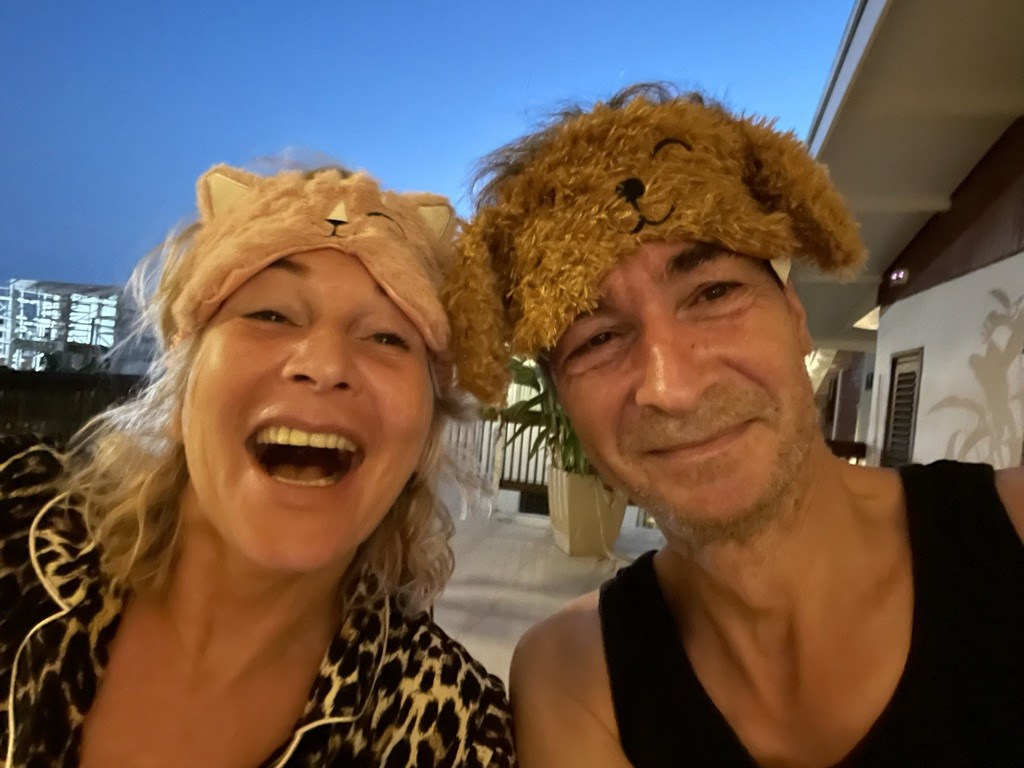 Jess-en-Chris-met-slaap-maskers-hondkat