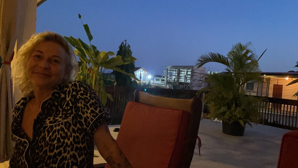 Jess-op-balkon-apt-Amalia-met-zicht-op-straat