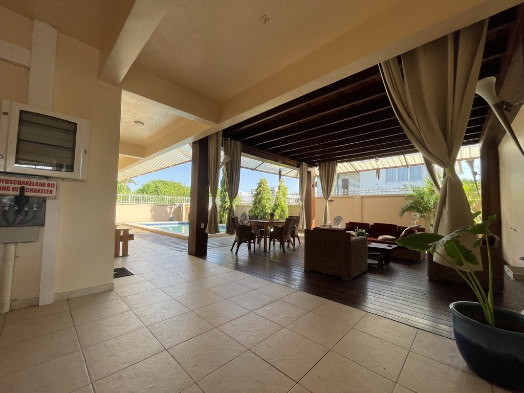 Patio-doorzicht-apt-Amalia