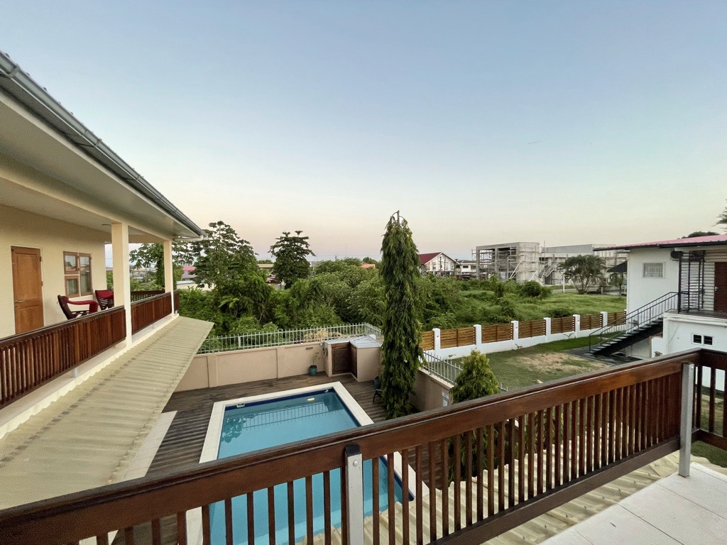 Uitzicht-zwembad-vanf-balkon-apt-Amalia
