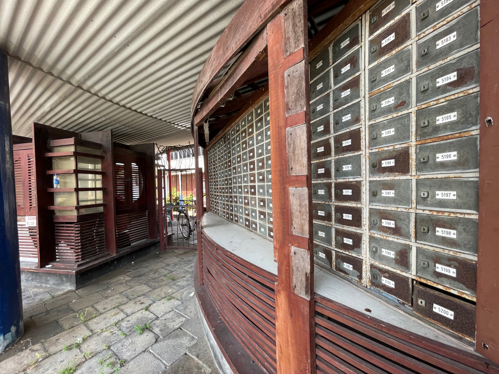 Doorzicht bij de postvakjes bij postkantoor op het Kerkplein