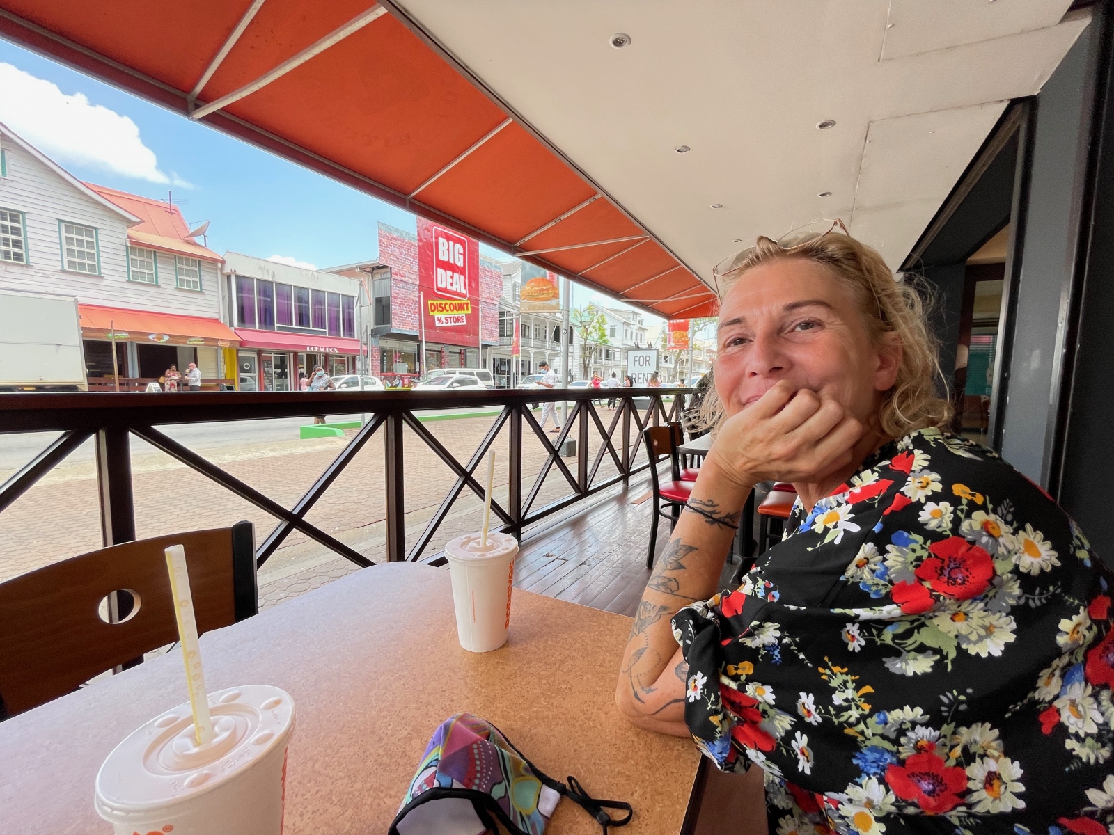 Jess op overdekt terras op de hoek Domineestraat en Steenbakkerijstraat