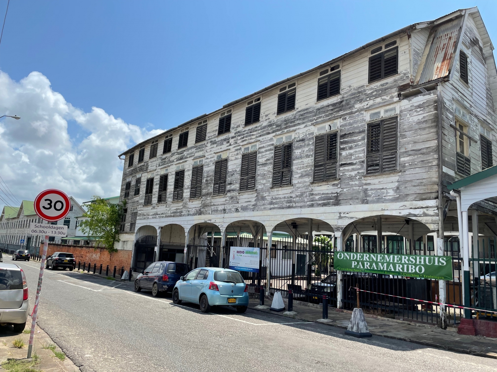 Ondernemershuis op hoek Henck Arronstraat en Mgr Wulfinghstraat