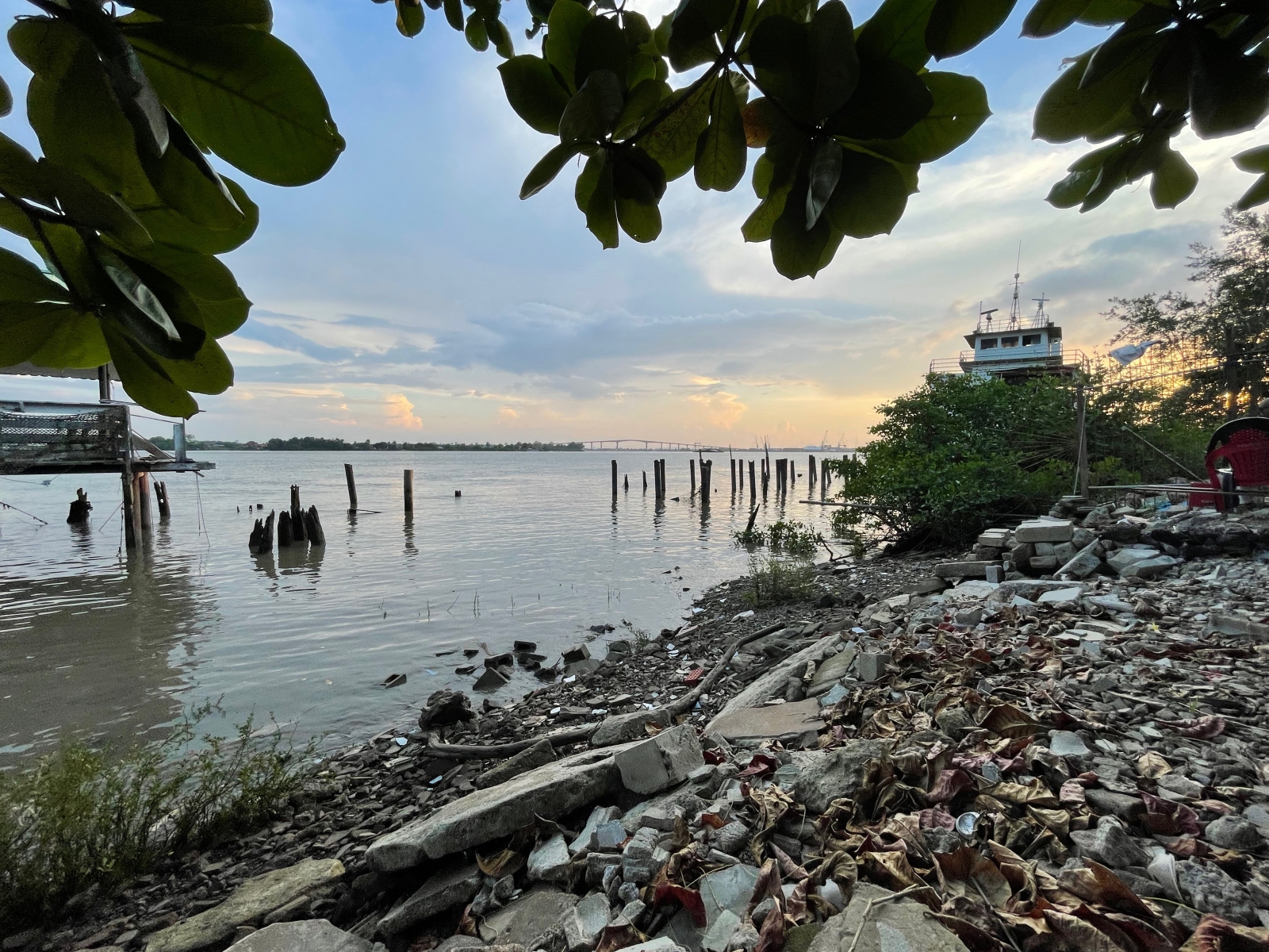 Het strand van Paramaribo met rechts de sinds jaren defecte veerpont