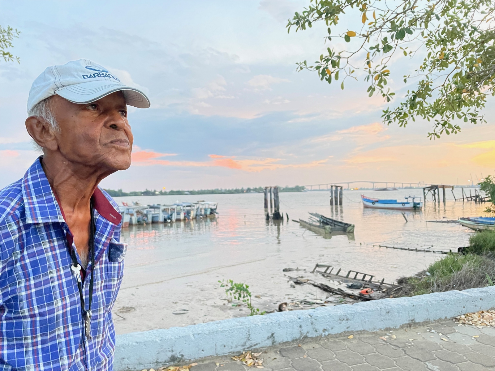 Turende Eric op de over van de Suriname rivier valkbij de platte brug