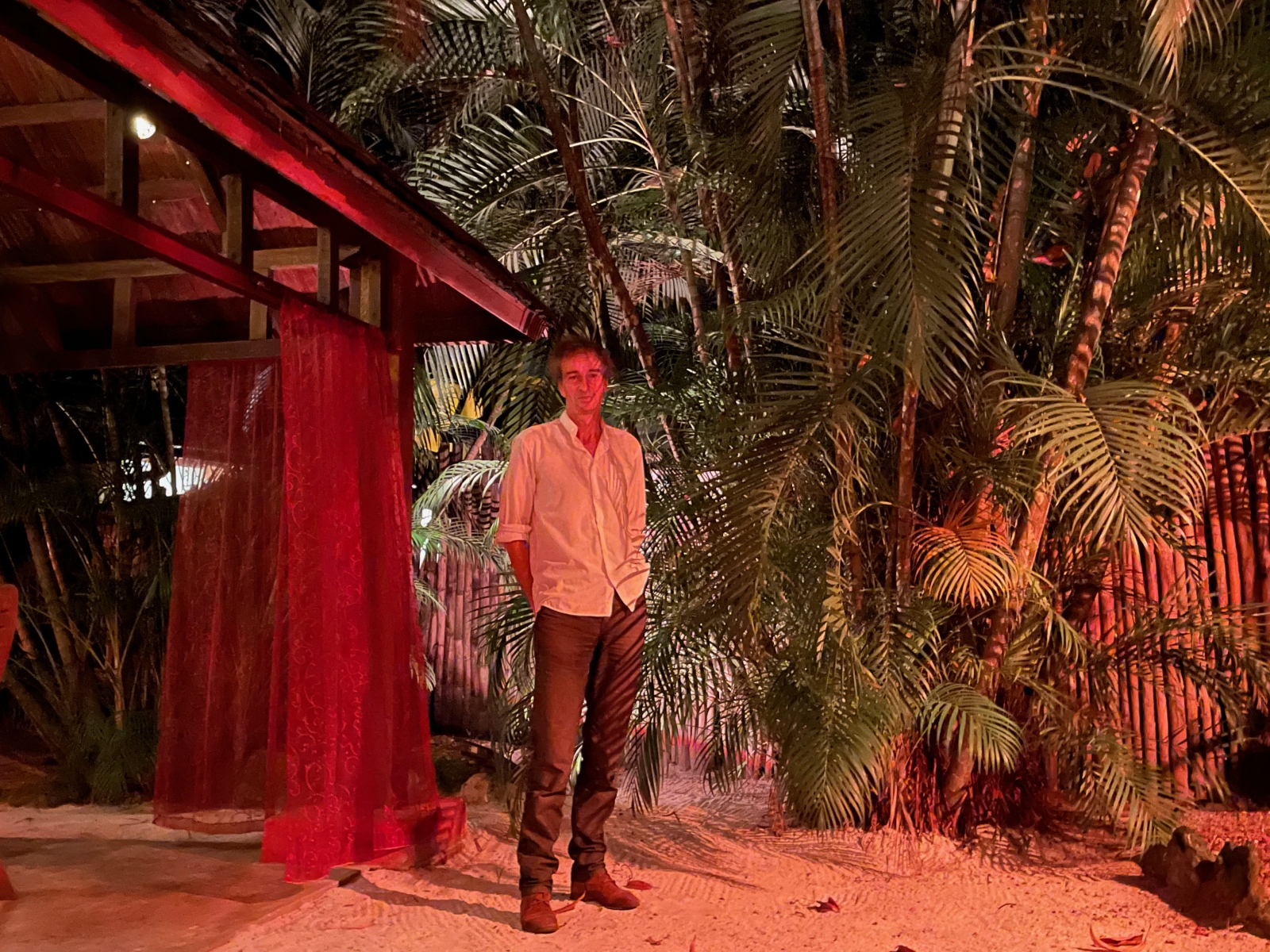 Chris staande naast een cabana in de Garden of Eden