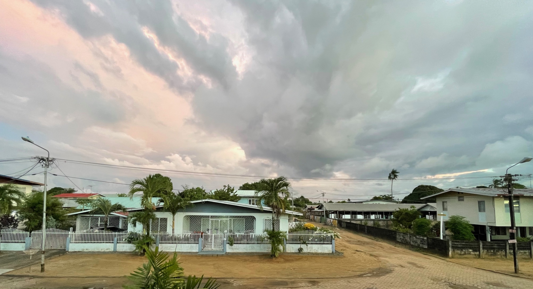 Onheilspellende-wolken-in-meerdere-lagen-naar-ons-toe