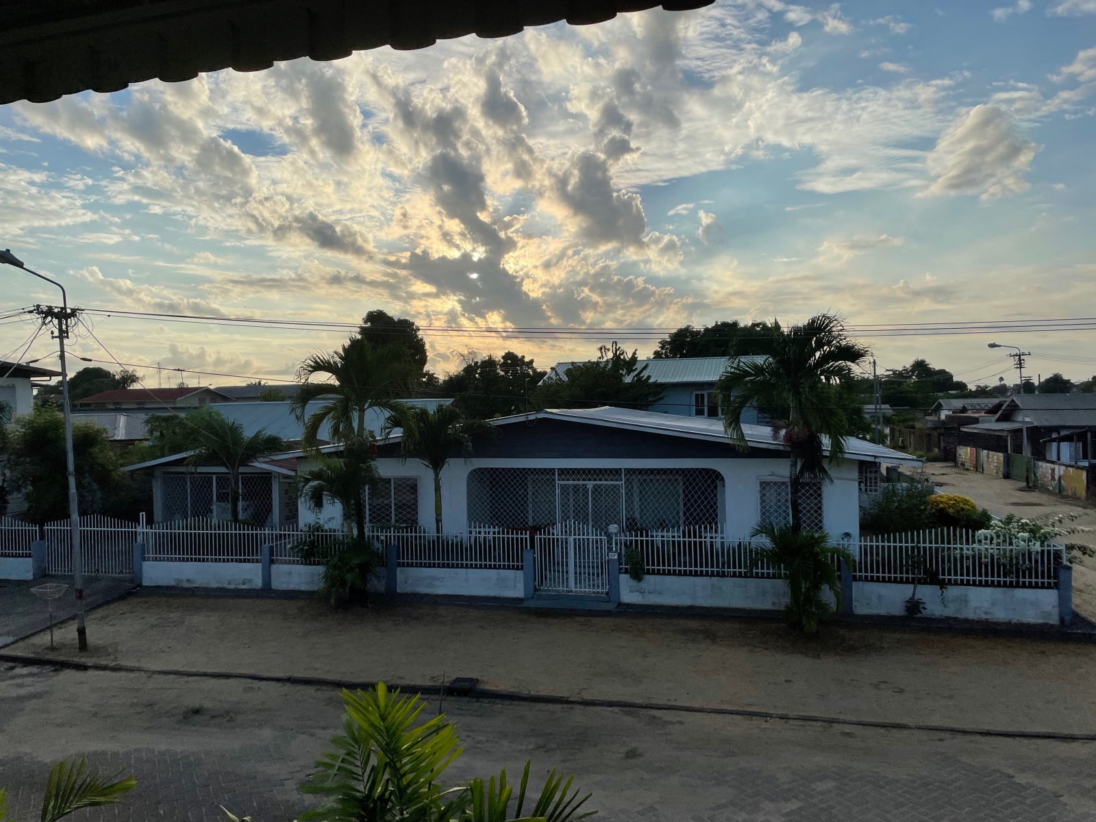 Zon achter wolken met gezicht erin