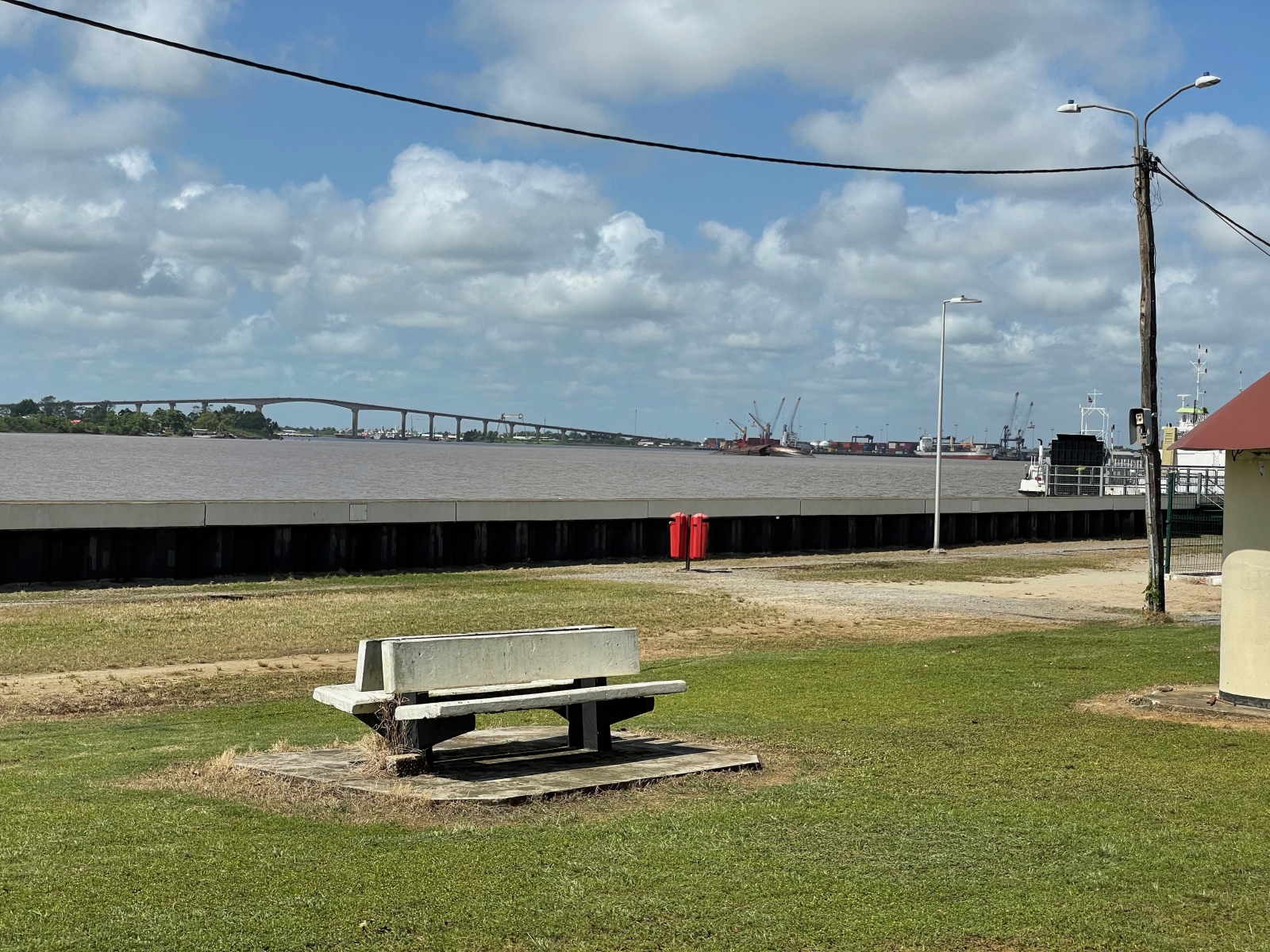 DE brug over de Suriname rivier vanaf de Waterkant