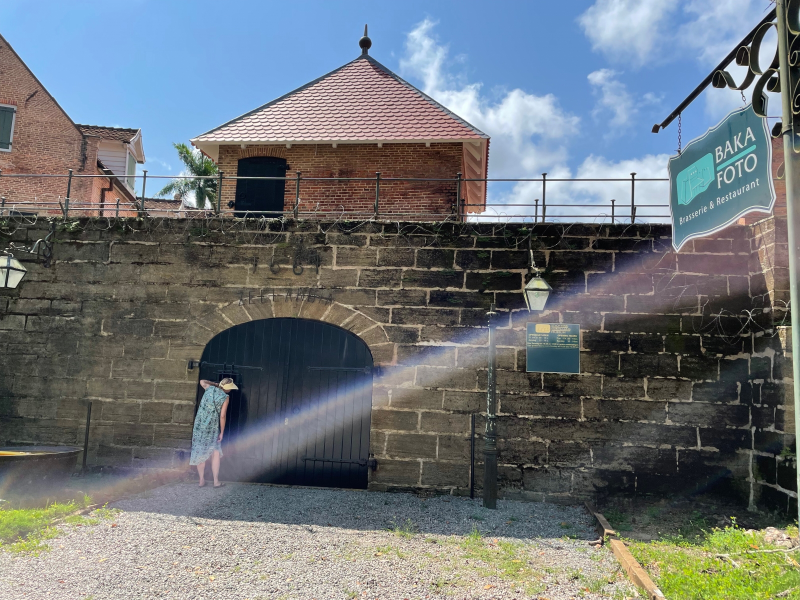 Jess gluurt door een luikje in de poort van Fort Zeelandia