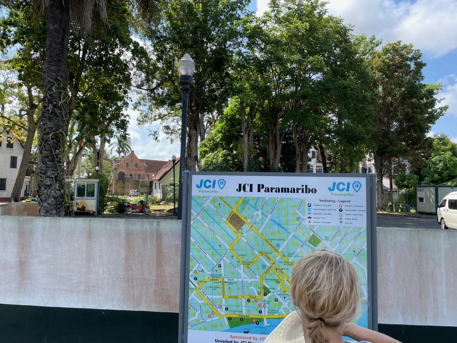 Jessica bestudeert kaart van Paramaribo voor Fort Zeelandia