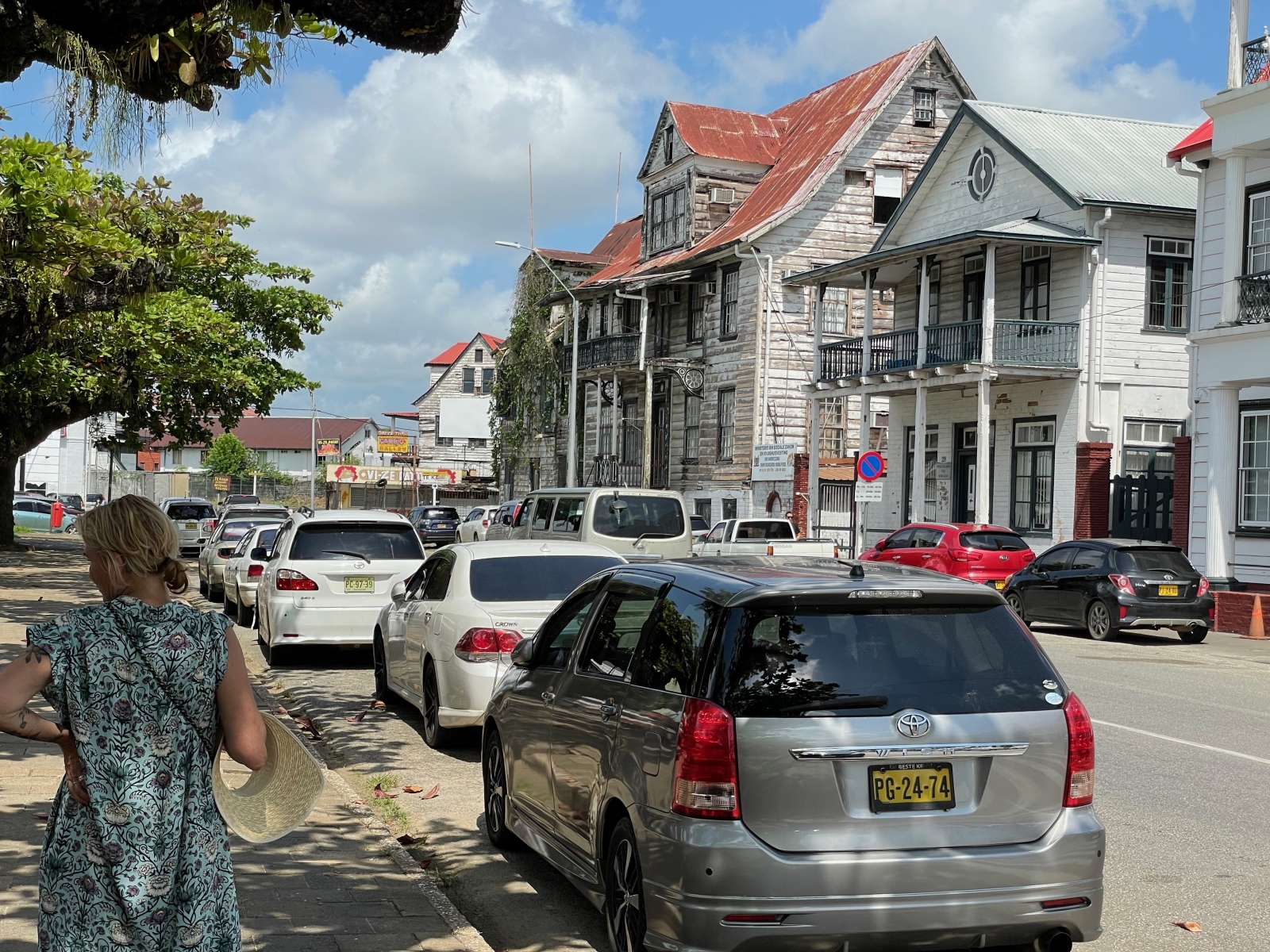 Twee vervallen historische panden aan de Waterkant