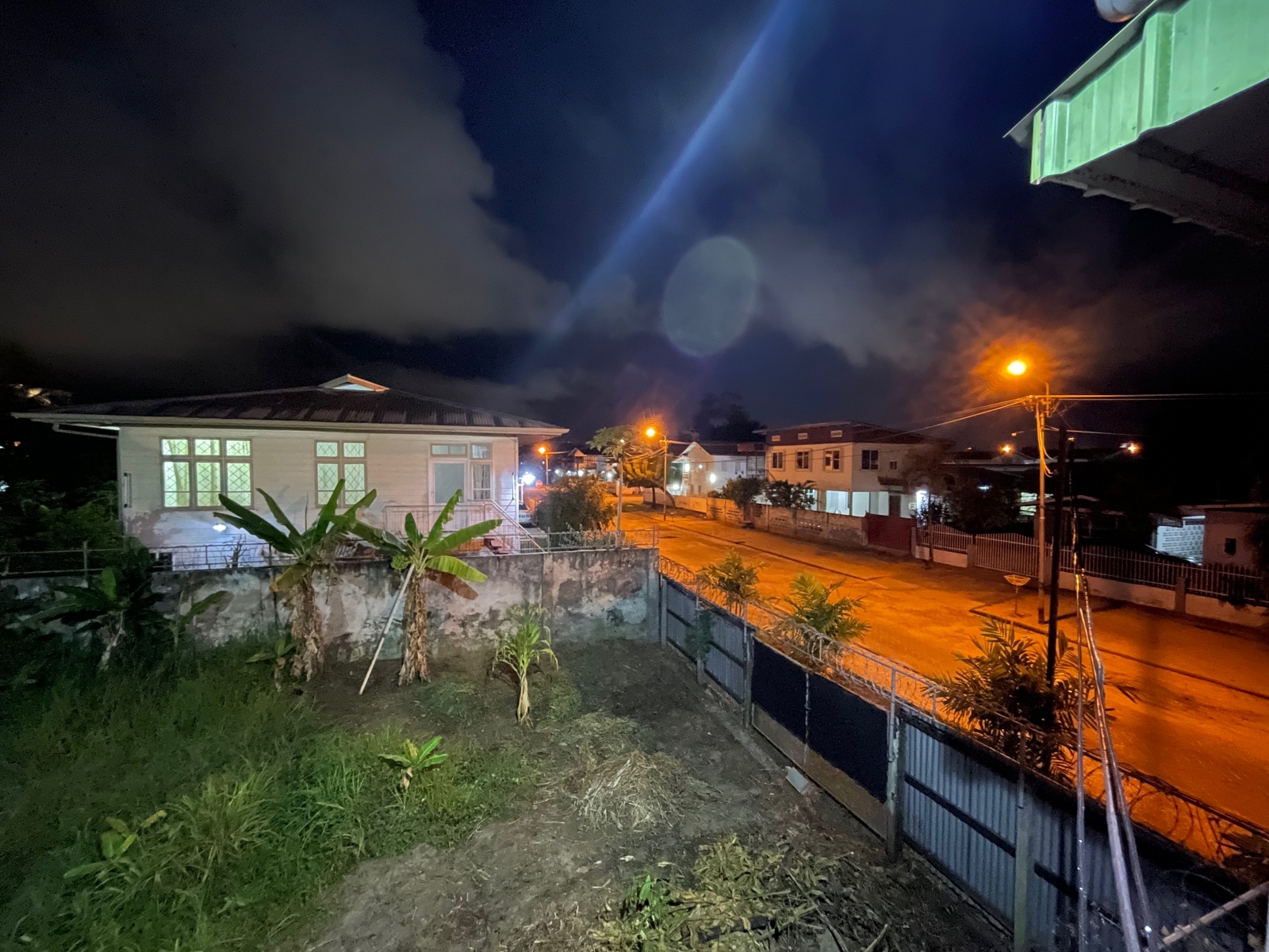 Nachtelijk zicht op de Verlengde Hoogestraat vanaf ons balkon op de Van Lansbergestraat