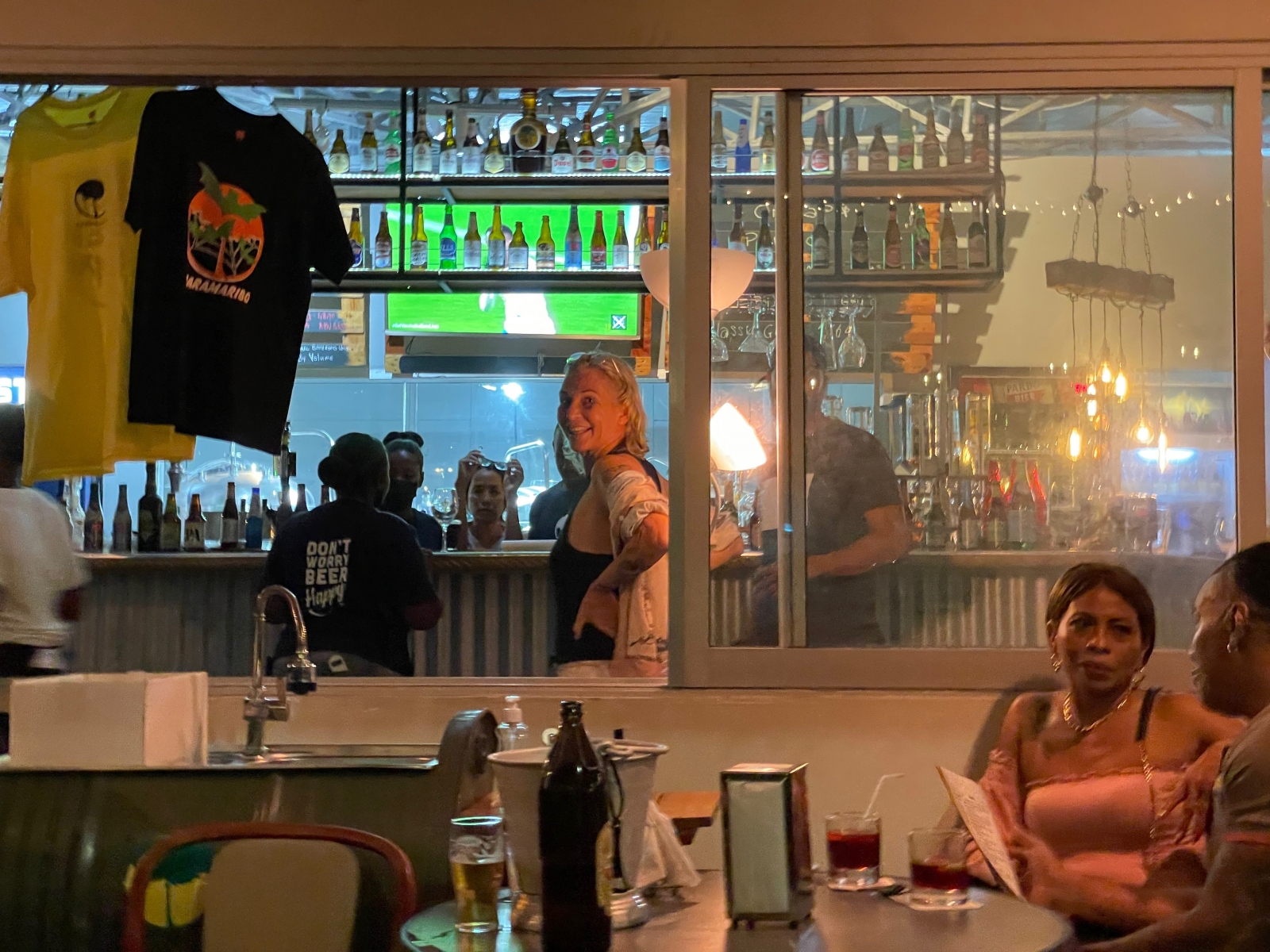 Jess haalt zelf maar onze drankjes omdat zij -als horeca-vrouw- de chaotische bediening zat is