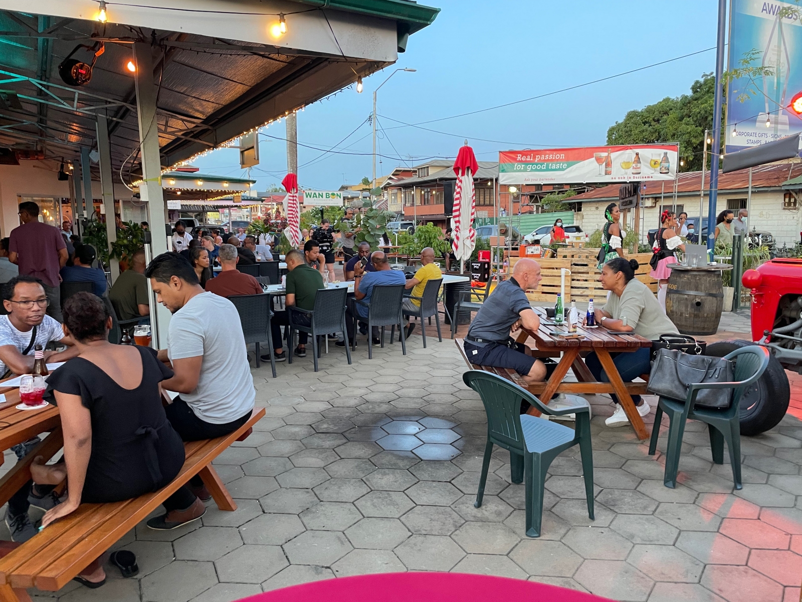 Volle bak tijdens het Oktoberfest bij Wan Bon Biri